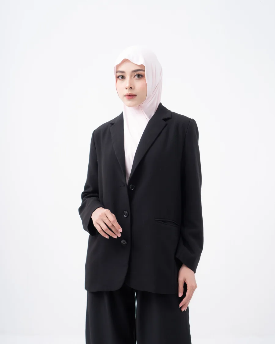 Perempuan mengenakan hijab SONA warna rosé lembut dengan blazer hitam
